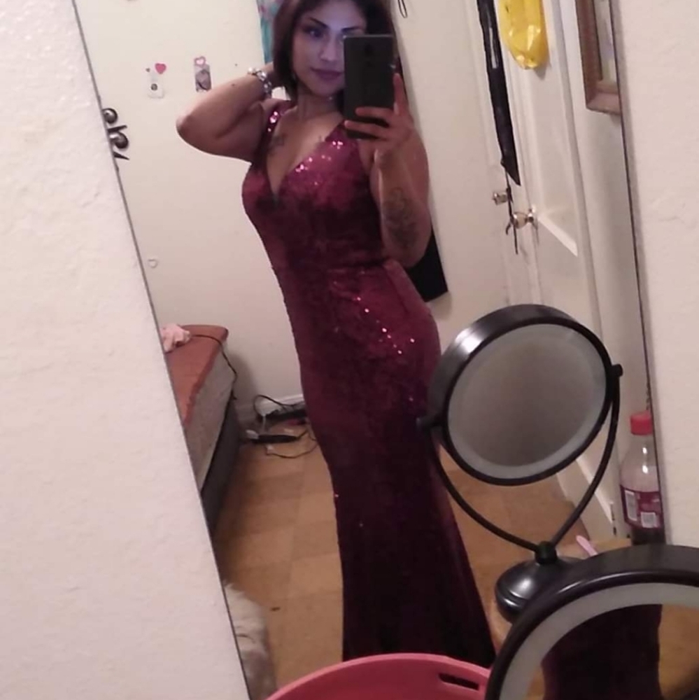 Dresses - Picture 3 of 4